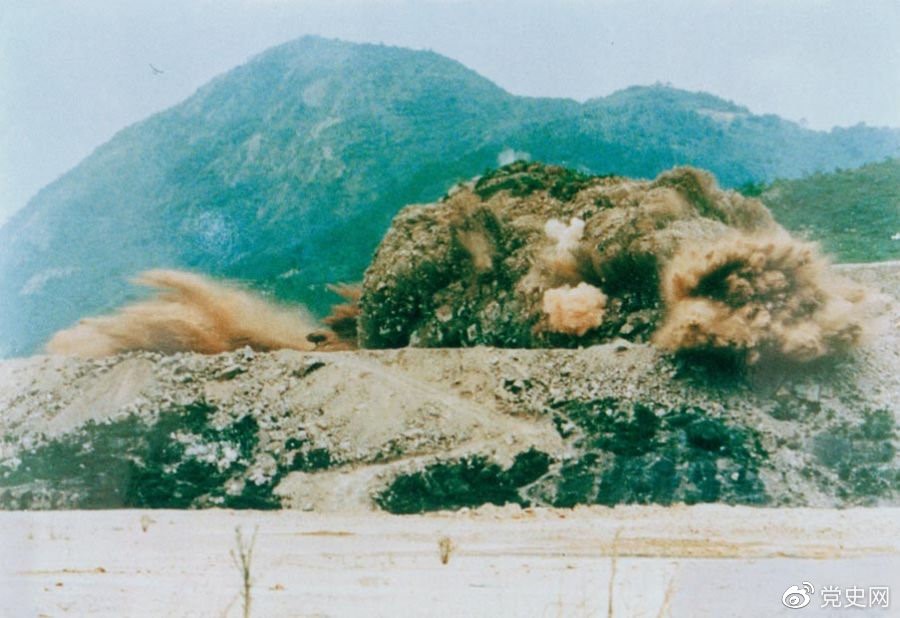 1979年7月20日，深圳蛇口工业区的建设者点燃开山炮时的场面。