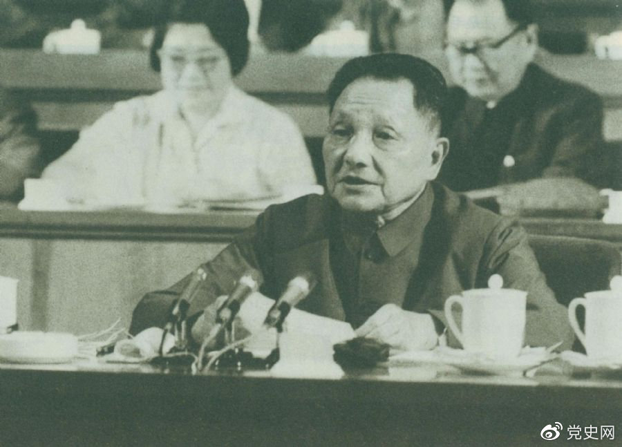 1977年8月18日，邓小平在中国共产党第十一次全国代表大会的闭幕会上提出：“一定要恢复和发扬毛主席为我们党树立的实事求是的优良传统和作风。”