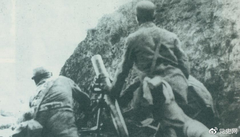 1940年8月，八路军在总司令朱德、副总司令彭德怀的指挥下，向华北敌占交通线和各据点发动了大规模进攻战役，即“百团大战”。