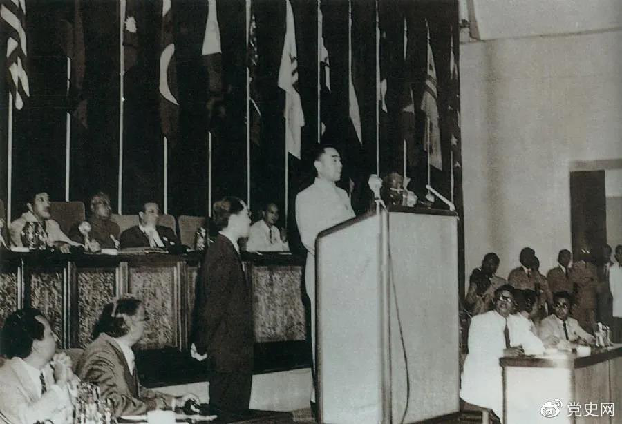 1955年4月18日，亚非会议在万隆开幕。图为19日周恩来在会议上发言。