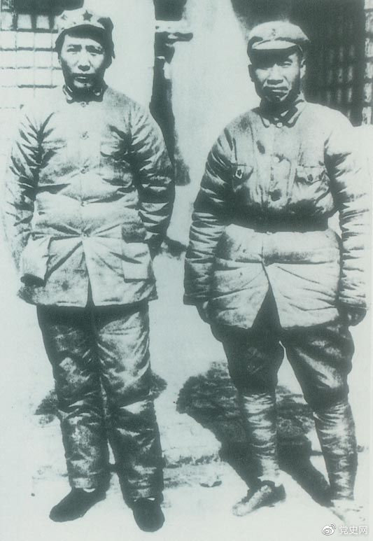 　　1937年7月7日，卢沟桥事变爆发。8日，中共中央通电全国，号召结成民族统一战线抵抗日本侵略者。图为1936年冬毛泽东和朱德在陕北。