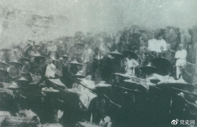 　　1926年7月9日，国民革命军开始北伐。两天后，北伐军的先头部队叶挺独立团攻占了长沙。然后向武汉进攻。一路上，迅猛发展的农民运动有力地配合了北伐战争。在湖南、江西、湖北，农民运动越来越引人注目。这是支援北伐战争的农民自卫军。