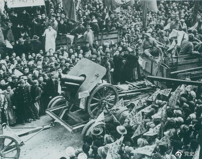 1949年12月，成都解放。图为人民群众夹道欢迎解放军。